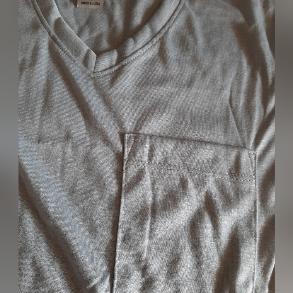 Men's Go Couture V-neck Tee - Picture 2 of 4